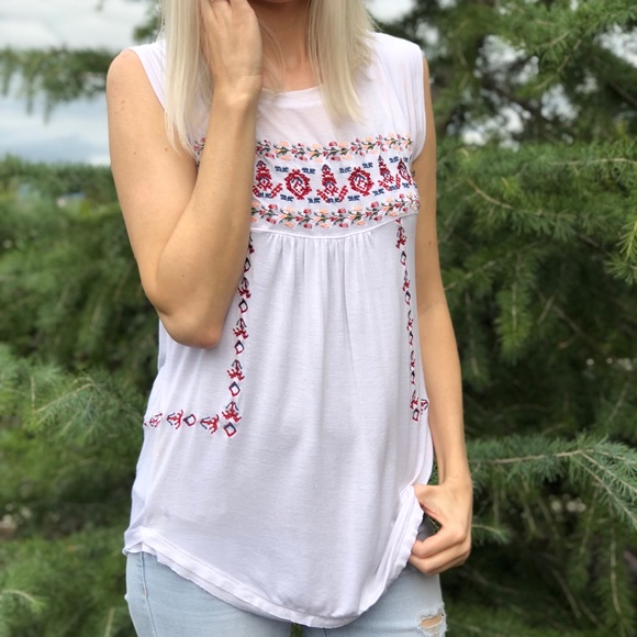 Boutique Tops - Embroidered cap sleeve top